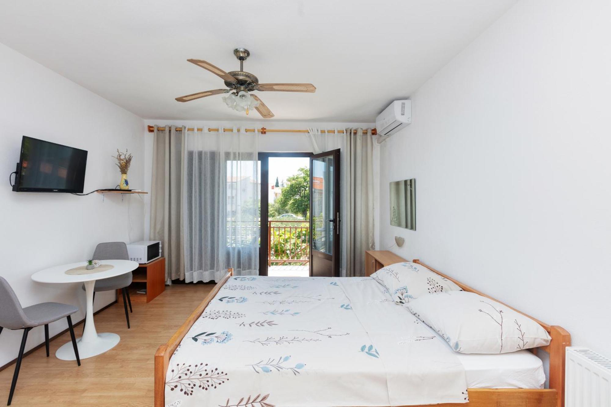 Apartments With A Parking Space Pirovac, Sibenik - 13263 Ngoại thất bức ảnh